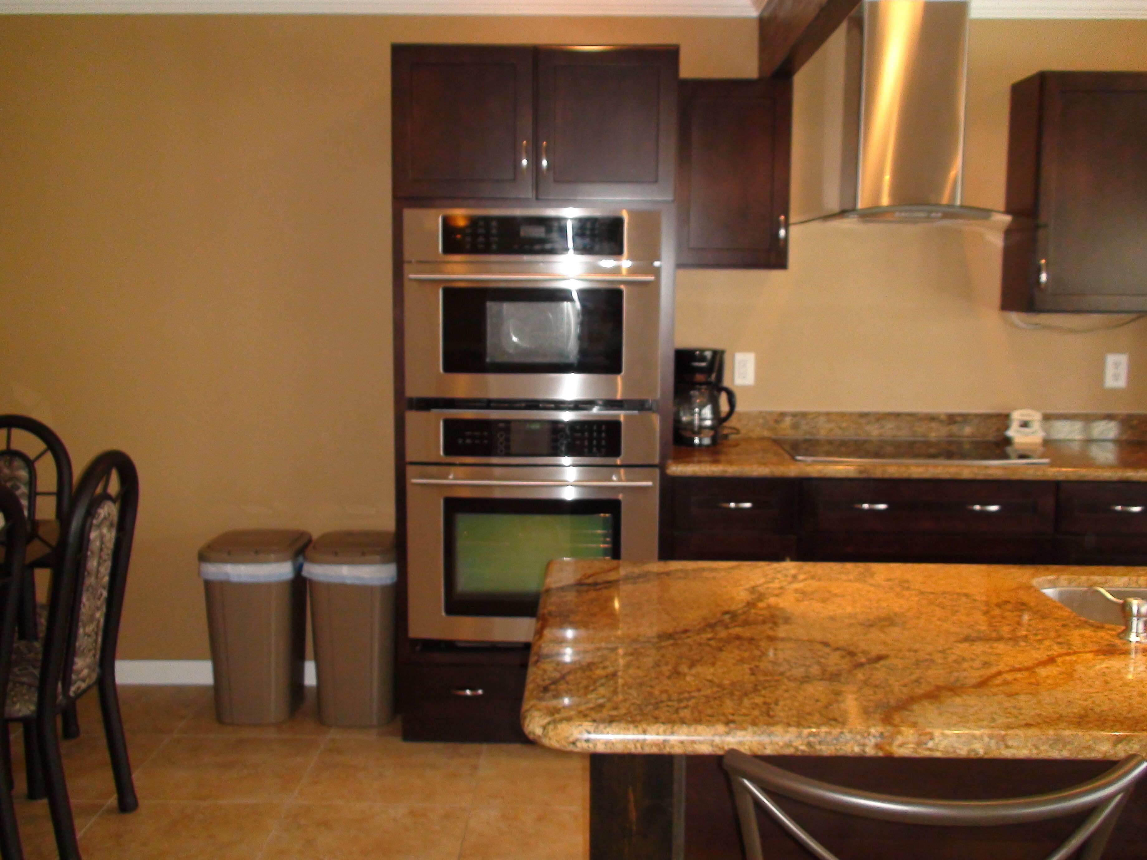 HELLO! Privacy, Pool, Heated in winter Lg Yard, Great Location, New addition