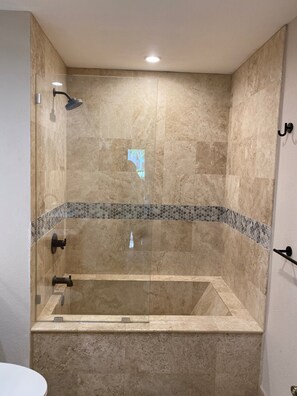 Dusche, Whirlpool, Haartrockner, Handtücher