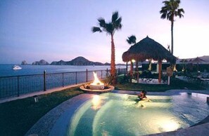 Una piscina con borde infinito, una piscina climatizada