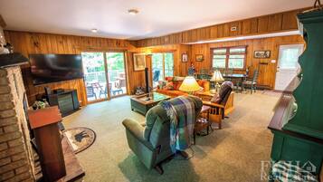 Télévision, cheminée, lecteur de DVD