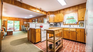 Fridge, microwave, oven, coffee/tea maker