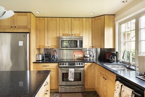 Fridge, microwave, oven, stovetop - Rooftop Aerie - Amazing views, private, immaculate and comfortable home (Monroe)