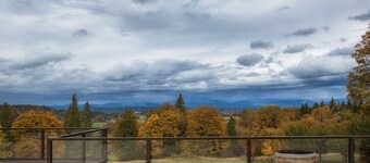 Rooftop Aerie - Amazing views, private, immaculate and comfortable home