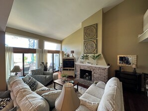 Fernseher, Kamin, DVD-Player