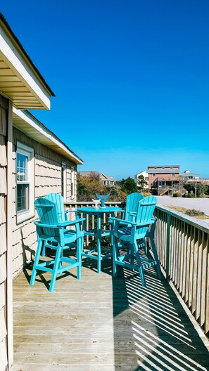 Outdoor dining - Delightful Oceanside Home Steps to Tranquil Beach: Soak up the Sun and Seabreeze (Nags Head)