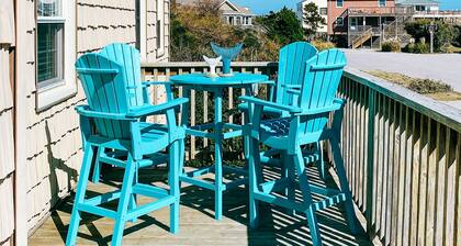 Delightful Oceanside Home Steps to Tranquil Beach: Soak up the Sun and Seabreeze