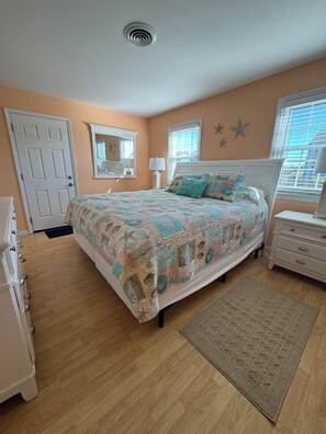 4 bedrooms, desk, iron/ironing board, free WiFi