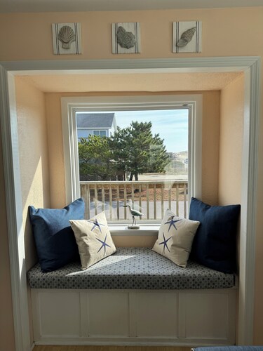 Delightful Oceanside Home Steps to Tranquil Beach: Soak up the Sun and Seabreeze