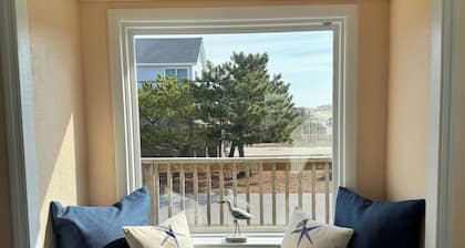 Delightful Oceanside Home Steps to Tranquil Beach: Soak up the Sun and Seabreeze