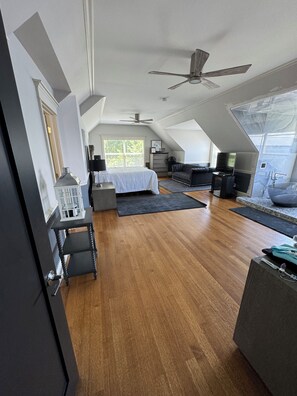 7 bedrooms, free WiFi, bed sheets, wheelchair access