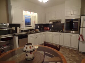 Kylskåp, mikrovågsugn, ugn och spishäll