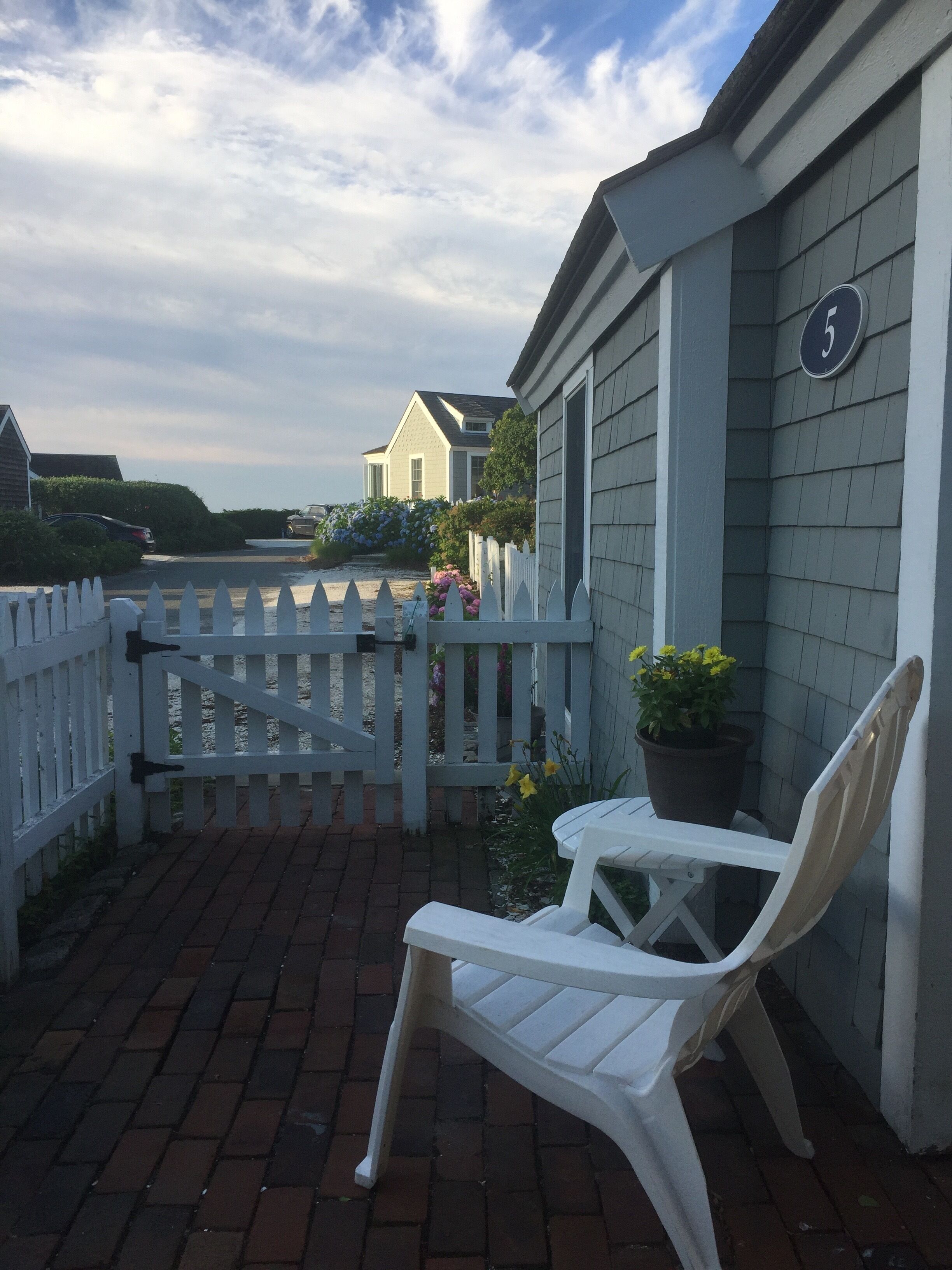  Nantucket Style Beach Cottage- Steps to Private Beach! 