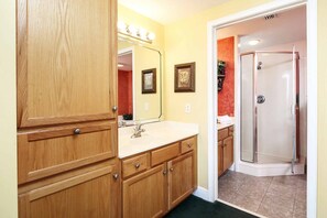 Combined shower/bathtub, towels