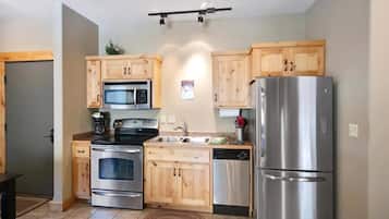 Refrigerador, microondas, horno y lavavajillas