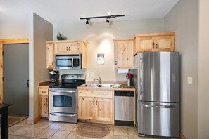 Jääkaappi, mikroaaltouuni, uuni, astianpesukone