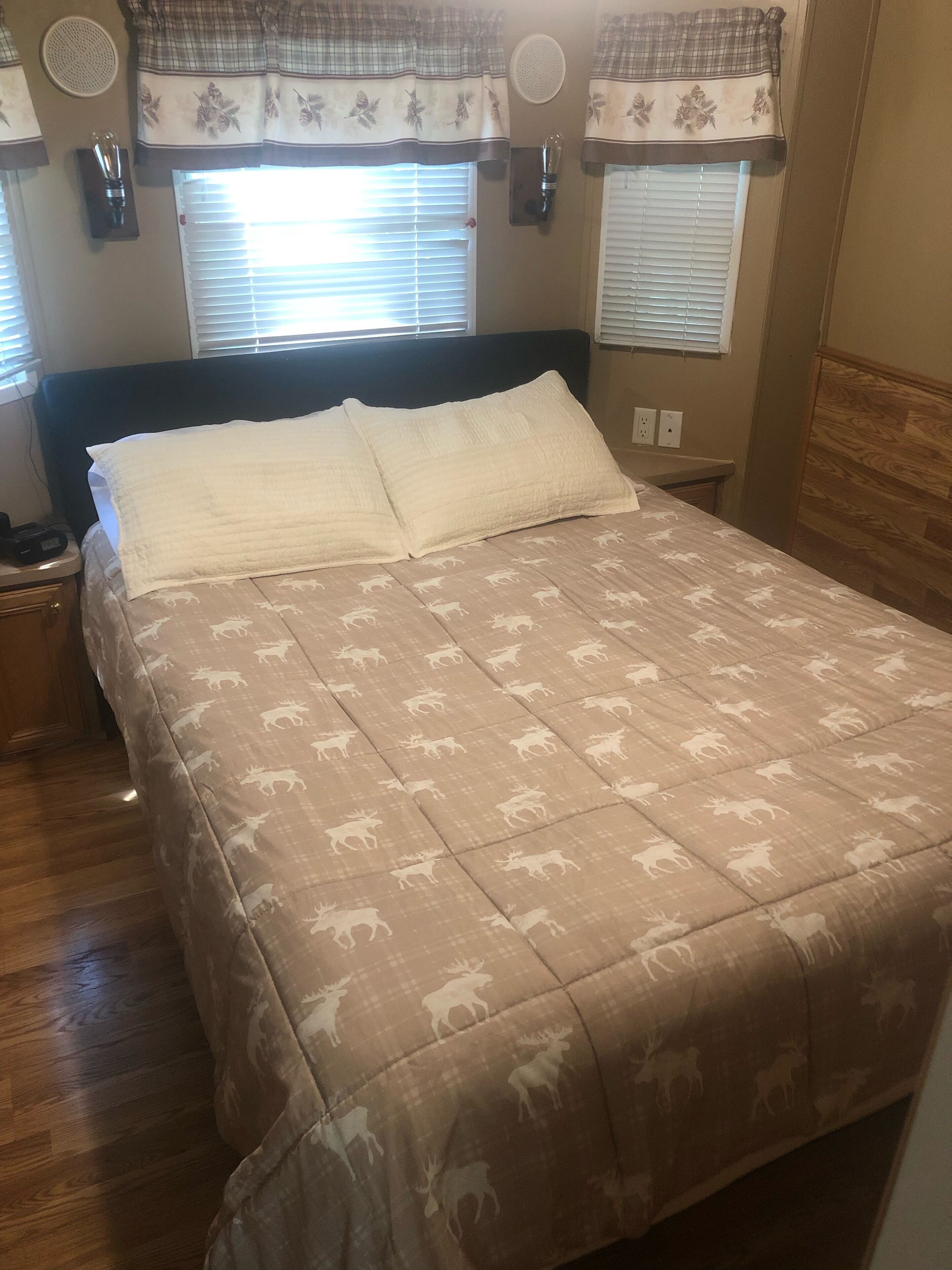 Lakeside Tiny Home Retreat ~ 2 1/2 acres ~ Breathtaking Views ~ Relax! ~