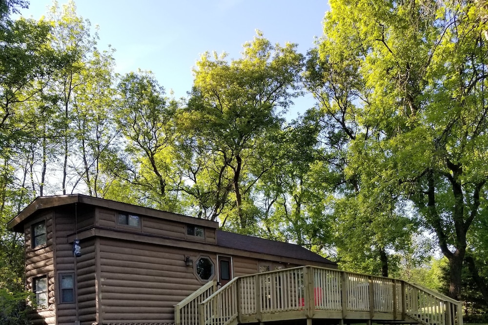 Lakeside Tiny Home Retreat ~ 2 1/2 acres ~ Breathtaking Views ~ Relax! ~