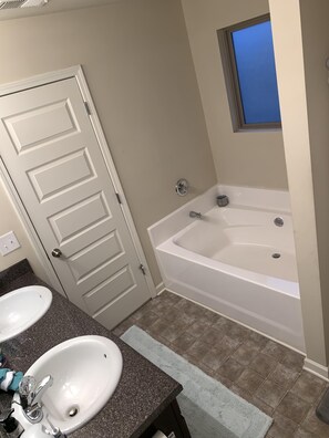 Combined shower/bathtub, towels - The growing Tri County community  (Riverdale)