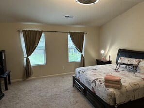 4 bedrooms, WiFi, bed sheets - The growing Tri County community  (Riverdale)