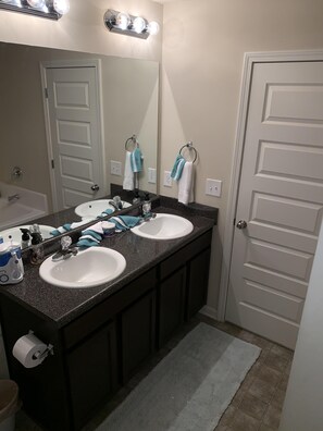 Tina con regadera y toallas 