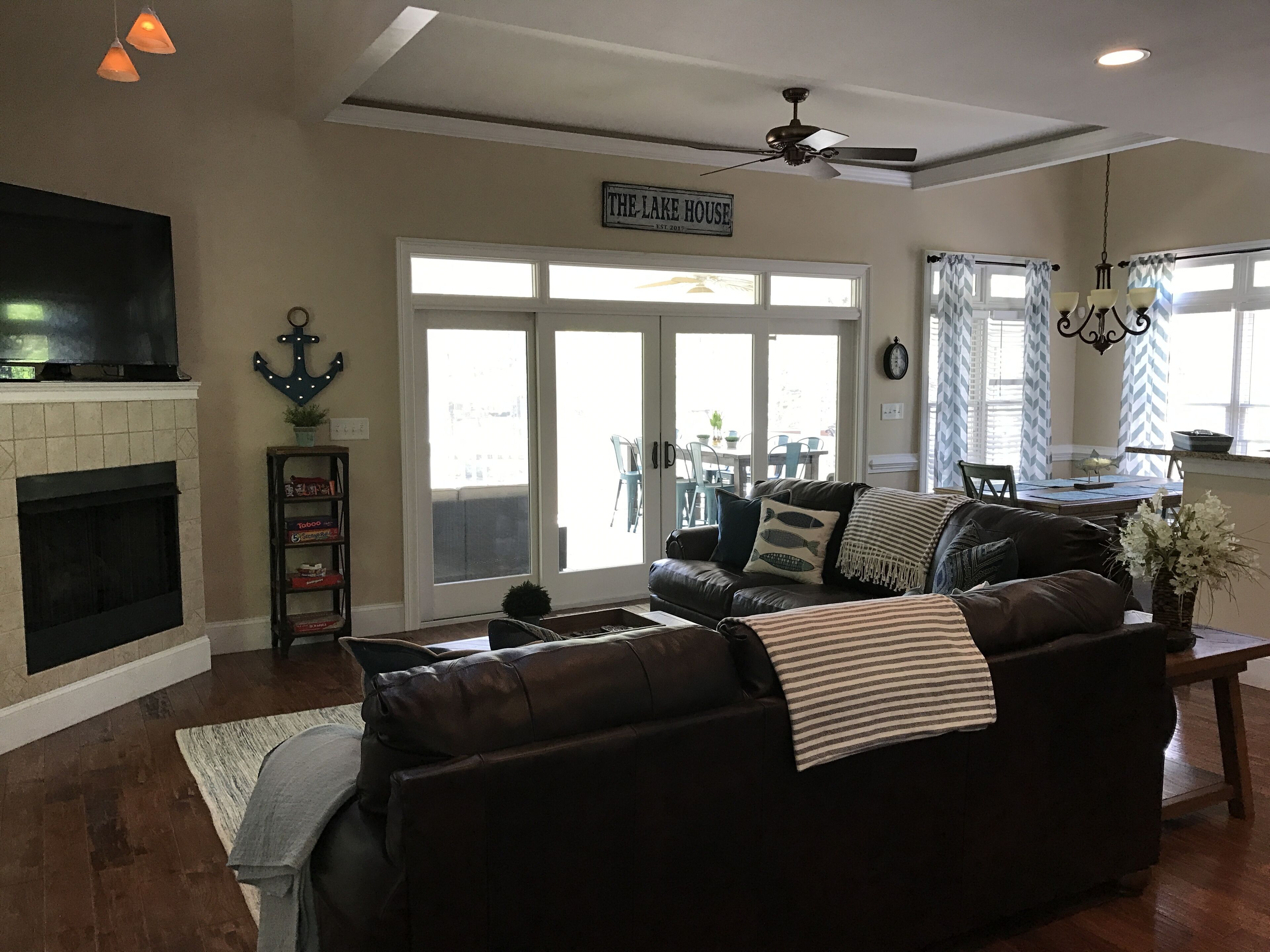 IN A COVE W/MAIN LAKE VIEW, TOWELS/LINENS, NEW DECOR, LOTS OF EXTRAS-A MUST SEE!