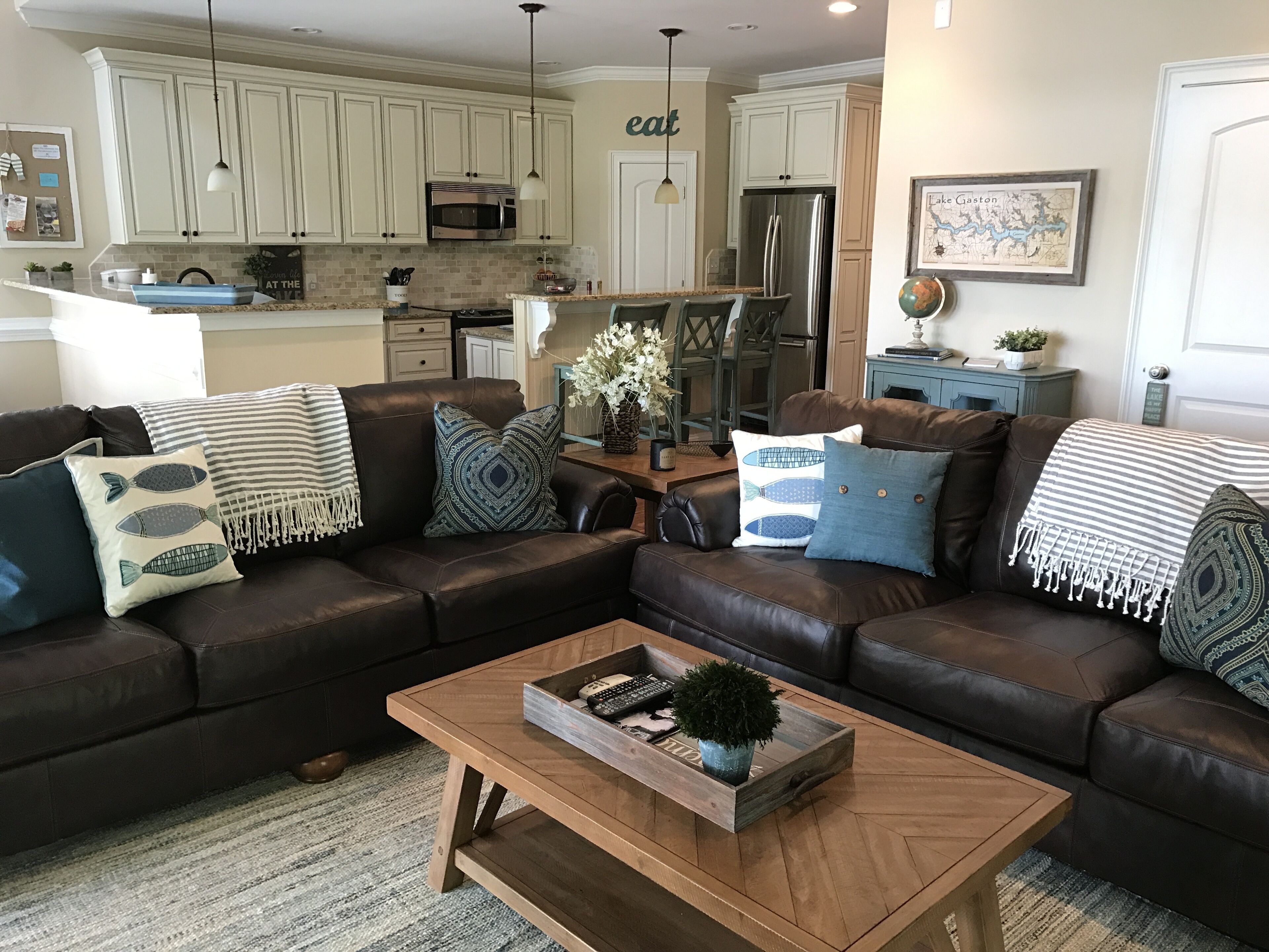 IN A COVE W/MAIN LAKE VIEW, TOWELS/LINENS, NEW DECOR, LOTS OF EXTRAS-A MUST SEE!