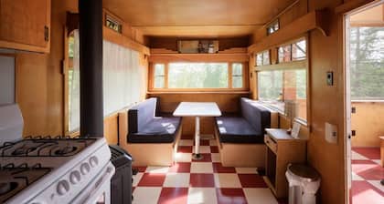 Tin Poppy - Glamping dans les collines de mélÚzes à 25 minutes de Salmon Arm