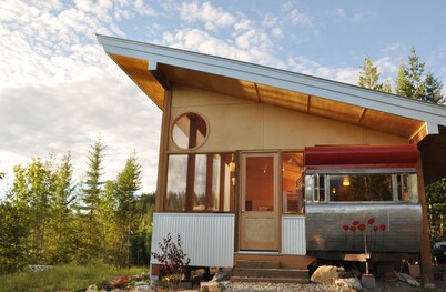 Tin Poppy ~ Retro-Modern Forest Cabin + WIFI in the Larch Hills near Salmon Arm