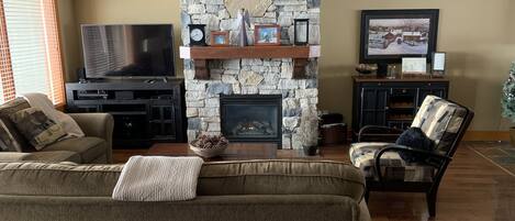 Smart TV, chimenea, videojuegos, reproductor de DVD