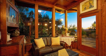 Spectacular Stone Pool/Spa. Views to The Bay. Near Sonoma Plaza. Ambiance plus!