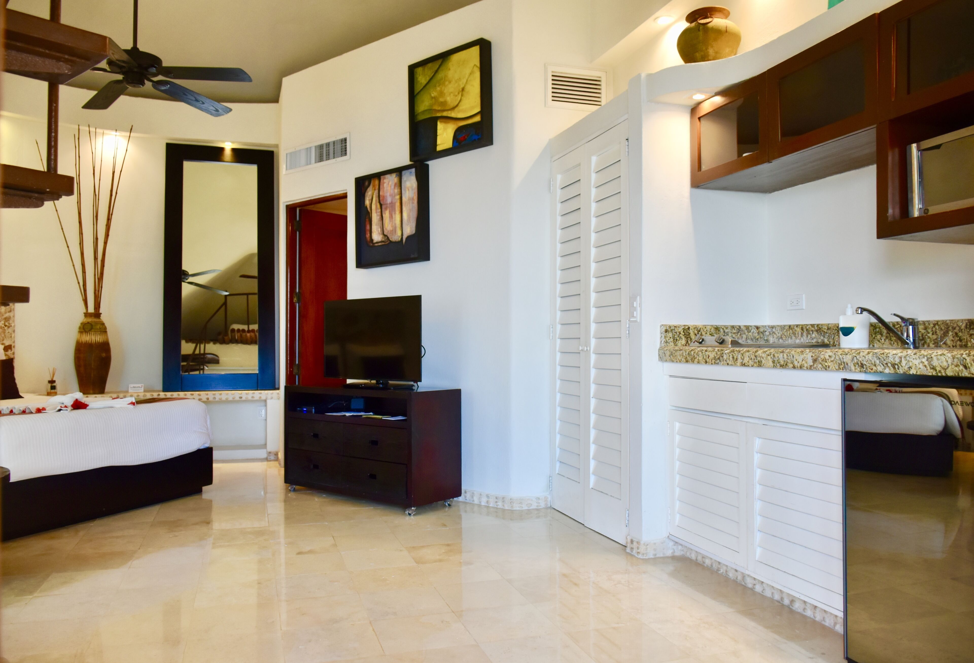 Ocean front suite. Playa Palms 301