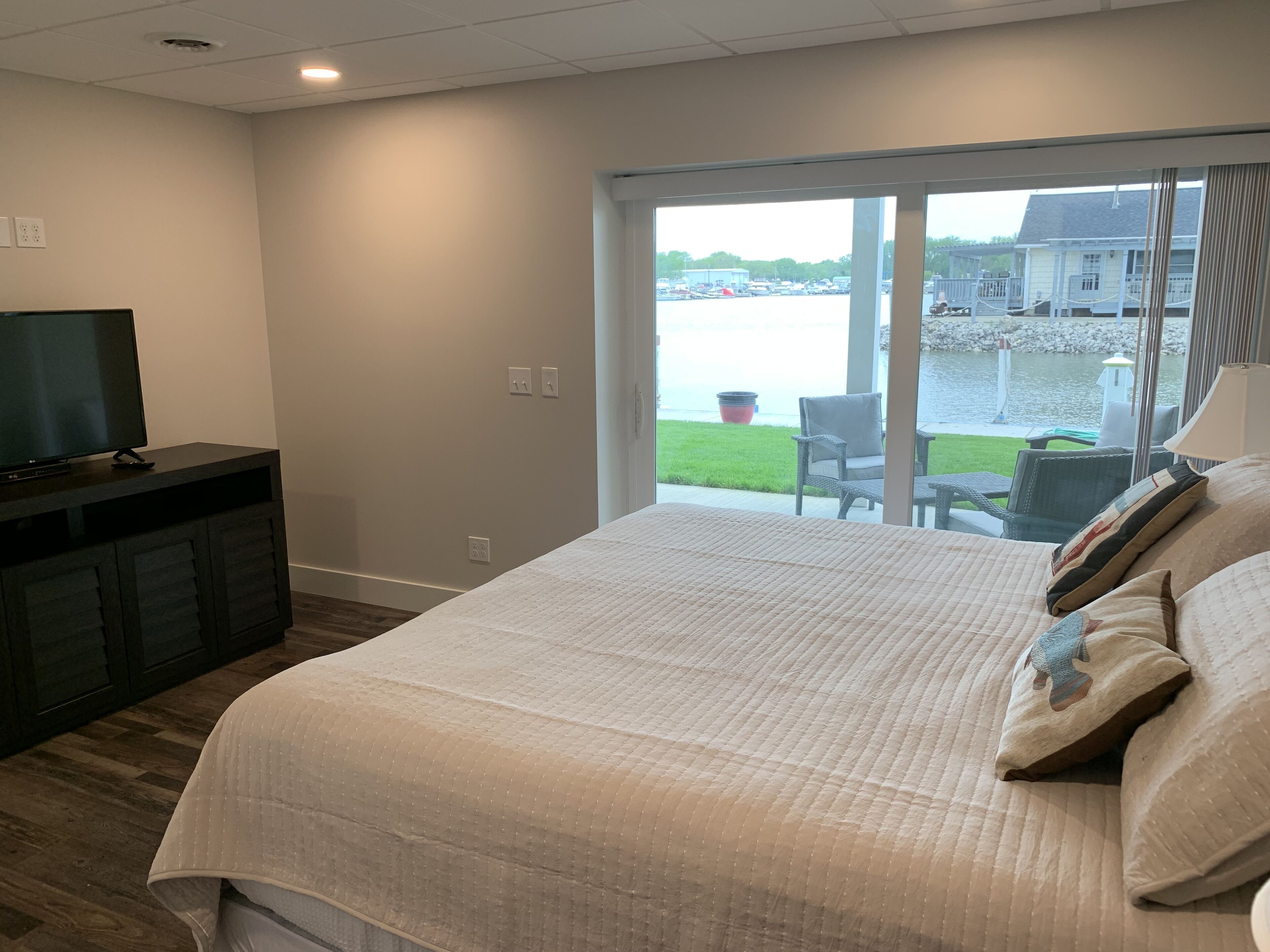#C - 1 of 4 Waterfront Rental Units - Clean, Safe & Small Complex (Sleeps 8-32)