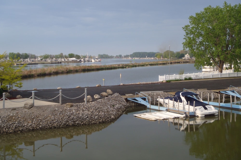 #C - 1 of 4 Waterfront Rental Units - Clean, Safe & Small Complex (Sleeps 8-32)