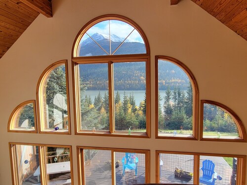 Centrally Located Private Awesome View Custom Chalet. Bonus Hot Tub