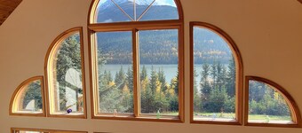 Centrally Located Private Awesome View Custom Chalet. Bonus Hot Tub