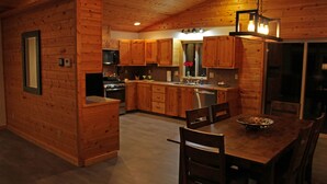 Una cocina de estilo cabaña de madera con zona de comedor.