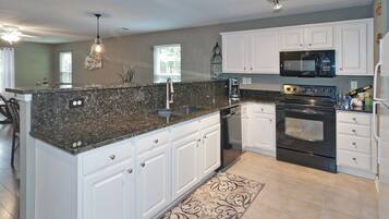 雪櫃、微波爐、焗爐、爐具