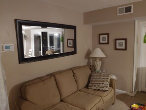 تلفزيون ذكي، ألعاب فيديو، مشغل دي في دي، كُتُب