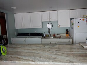 ثلاجة، ميكروويف، فرن، موقد طهي مسطح