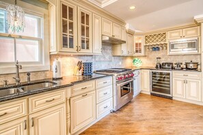 Fridge, microwave, oven, stovetop - "The Carousel House" - Ocean Park - Featured in New York Times (Oak Bluffs)