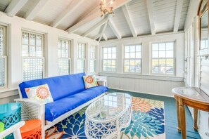 Smart TV, fireplace, DVD player, books - "The Carousel House" - Ocean Park - Featured in New York Times (Oak Bluffs)