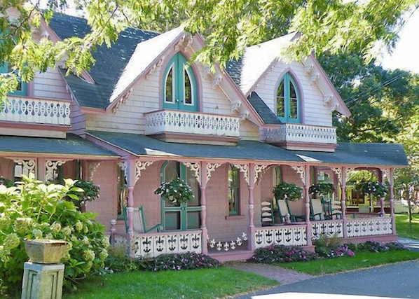 Exterior - "The Carousel House" - Ocean Park - Featured in New York Times (Oak Bluffs)