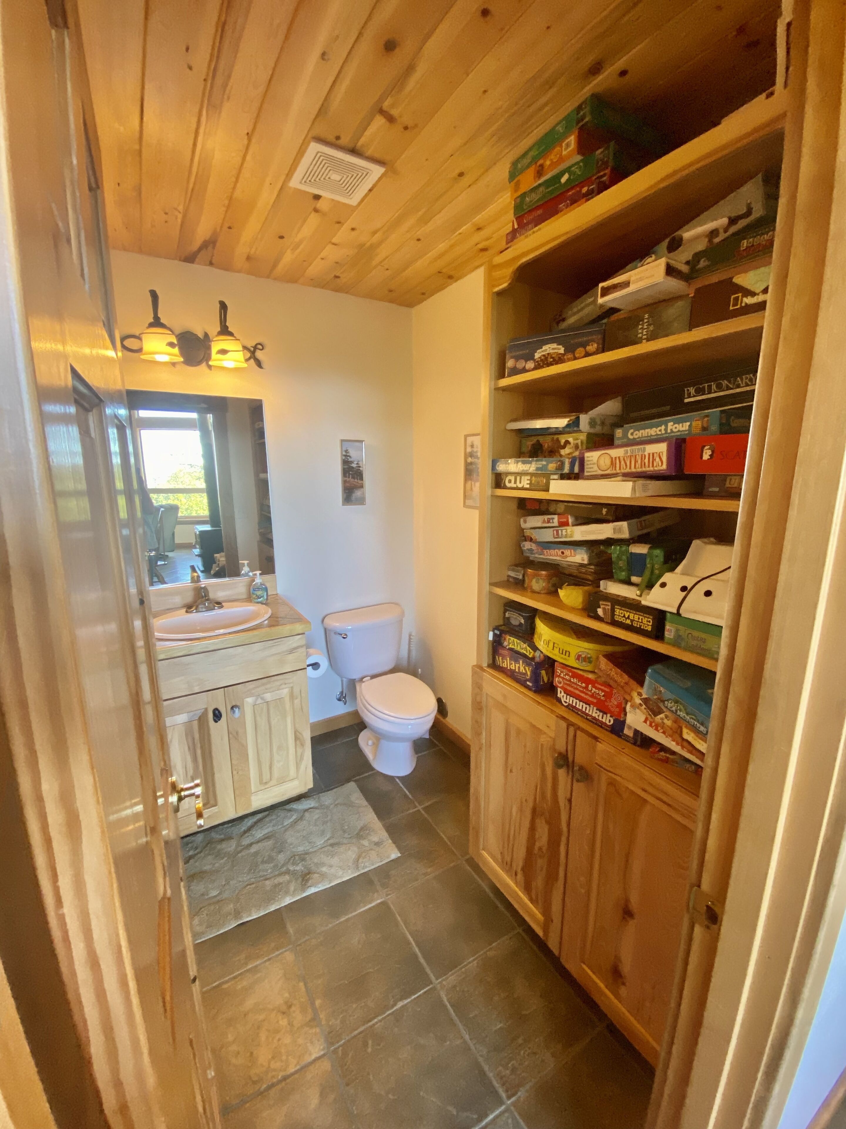 Stunning Custom Cabin in the woods; Mountain and Ocean Views!