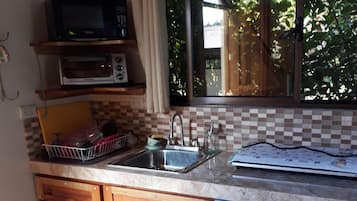 Refrigerador, microondas, parrilla de estufa y cafetera y tetera