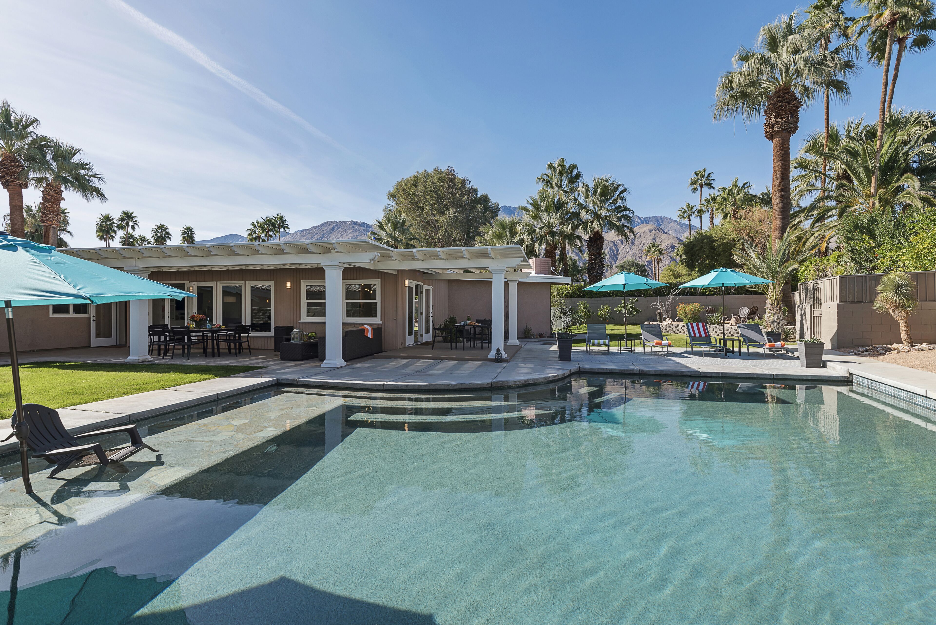 PS Retreat: Amazing Outdoor Living and Stunning Views. The Ideal PS Retreat