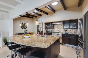 Fridge, microwave, oven, stovetop - PS Retreat: Amazing Outdoor Living and Stunning Views. The Ideal PS Retreat (Palm Springs)