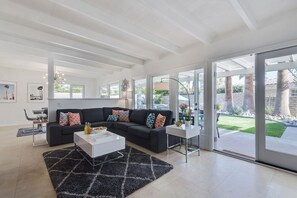 Smart TV, fireplace - PS Retreat: Amazing Outdoor Living and Stunning Views. The Ideal PS Retreat (Palm Springs)