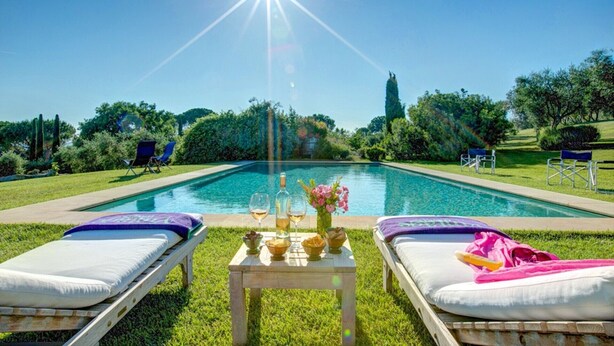 A poolside setting with two lounge chairs, a table with drinks and snacks, and a clear view of the pool. - Villa with pool in the middle of Maremma (Magliano)