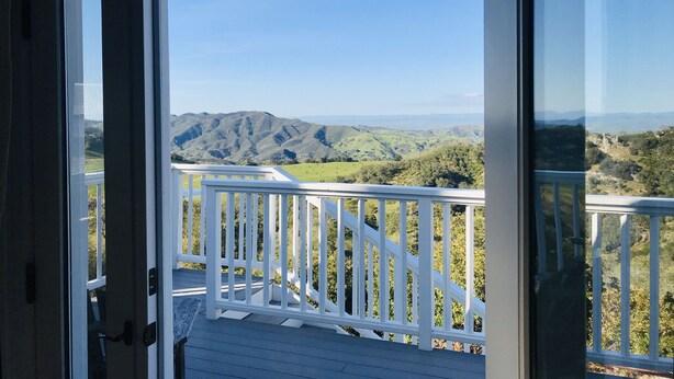 A balcony with white railings overlooking a mountainous landscape. - Stunning views in premier winery area. Very private with deck! (Paso Robles)
