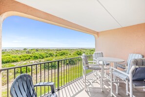 Outdoor dining - OCEANFRONT 2 bed/2.5 bath Townhouse! Pool & Tennis (St Augustine)